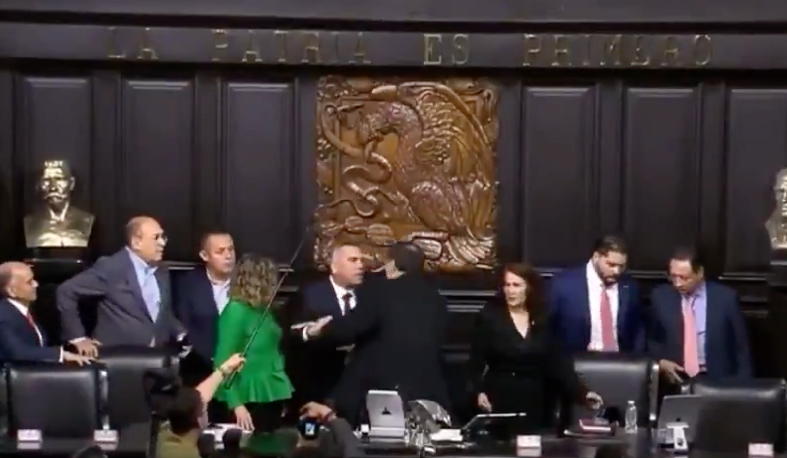 senadores-fernandez-norona-y-alejandro-moreno-se-enfrentan-a-golpes-en-sesion