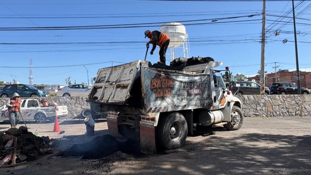 WhatsApp-Image-2025-08-28-at-14.16.30-1024x576 Ayuntamiento intensifica bacheo en La Margarita con supervisión de David Aysa