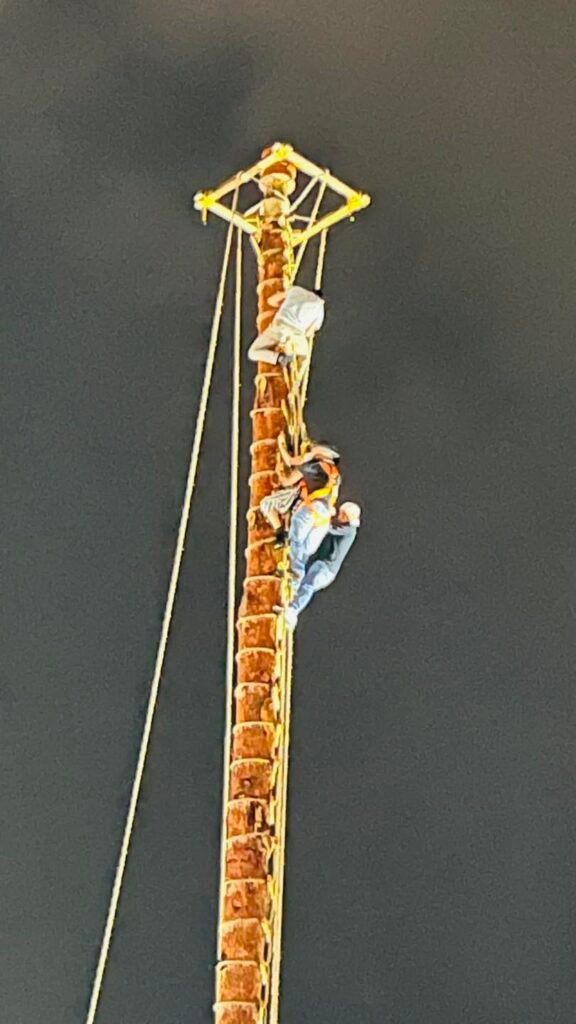 543419377_1376664637796803_8756554562317561443_n-576x1024 Turista trepa al mástil de voladores en Cuetzalan y es salvada por jóvenes