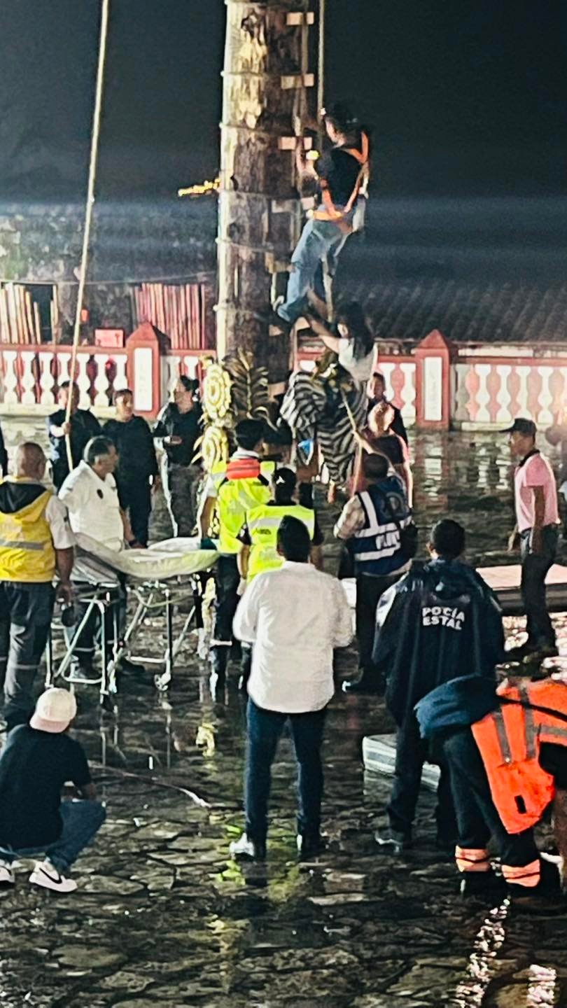 turista-trepa-al-mastil-de-voladores-en-cuetzalan-y-es-salvada-por-jovenes