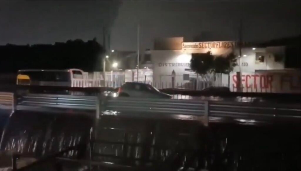 IMG_9420-1024x580 Inundaciones y choques por tormenta en Puebla: reportan atropellados