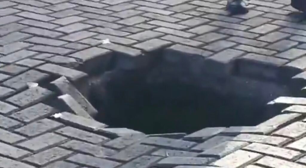 IMG_9564-1024x562 🚨 Emergencia vial: socavón en cruce de Juan de Palafox y Blvd 5 de Mayo