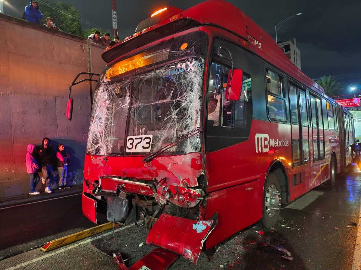 cdmx-choque-metrobus-xola-12-lesionados-2025