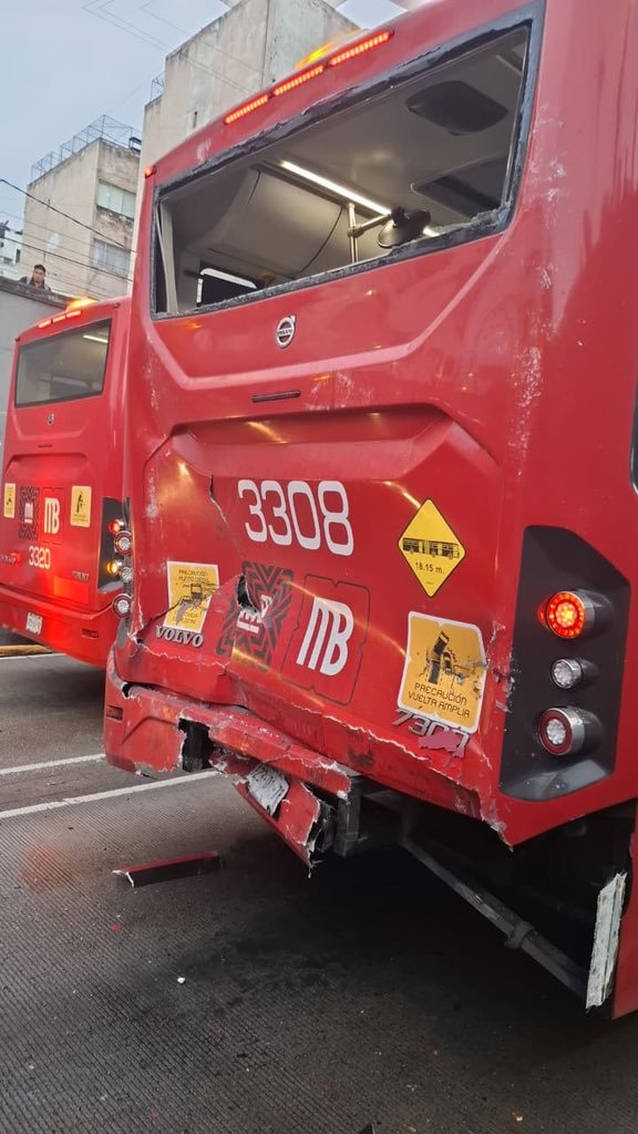 IMG_9780 Accidente vial en CDMX: dos unidades del Metrobús colisionan con 12 lesionados