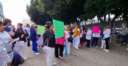 Manifestacion- Enfermeras del ISSSTEP Puebla exigen salarios dignos y denuncian favoritismos sindicales