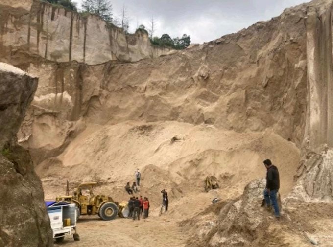 Mina Ayuntamiento intensifica bacheo en La Margarita con supervisión de David Aysa