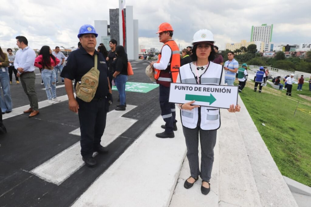 WhatsApp-Image-2025-09-17-at-23.12.24-1-1024x682 Más de mil trabajadores participan en simulacro preventivo en el CIS Angelópolis